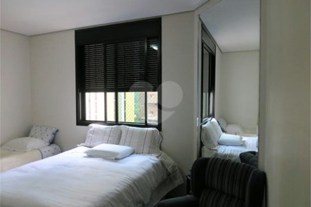 APARTAMENTO UM POR ANDAR!