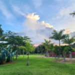 Refúgio de Alto Padrão em Condomínio Fechado: Natureza, Charme e 5.500m² de Terreno