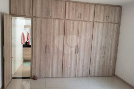 Casa térrea com 2 dormitórios, sendo 1 suíte.