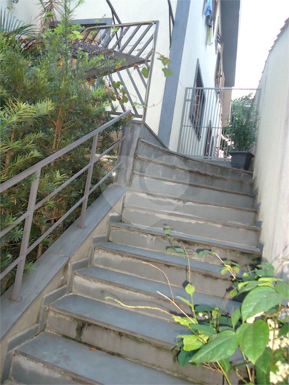 Sobrado com 4 quartos sendo 2 suítes.