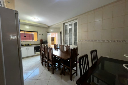Casa à Venda na Rua Principal do Parque Fehr com Aquecedor Solar