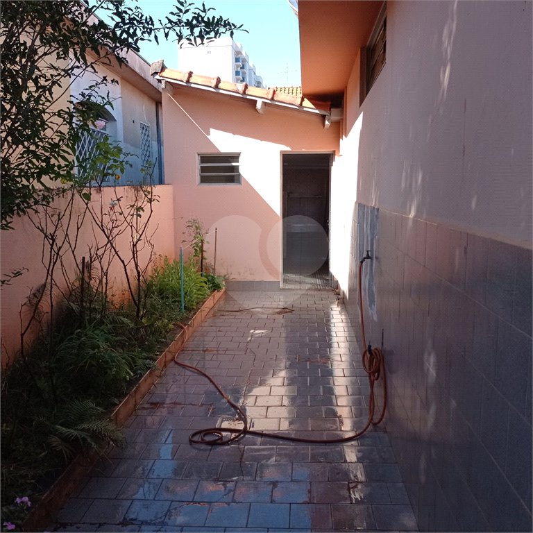 Linda casa no centro com 3 quartos.
