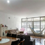 Sua oportunidade única na Vila Gumercindo! Casa espaçosa de 257m² com 4 dormitórios (sendo 2 suítes), 2 vagas de garagem e excelente localização, venda.