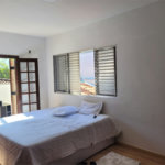Sobrado com 14 metros de frente , na Região do Jardim Guapira , próximo ao Clube Guapira com 5 dormitórios, sendo 3 suíte com armários embutidos ,banheiro social, Sala para 2 ambientes, escritório com banheiro .cozinha ampla com armários, área de serviço ,dispensa, quintal com banheiro externo c