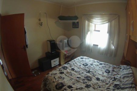 Sobrado com 4 quartos sendo 2 suítes.
