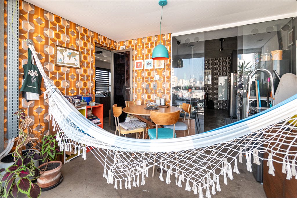 Apartamento reformado e bem localizado na Consolação.