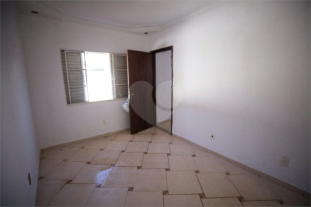 Casa com 4 Dormitórios e área de lazer com piscina