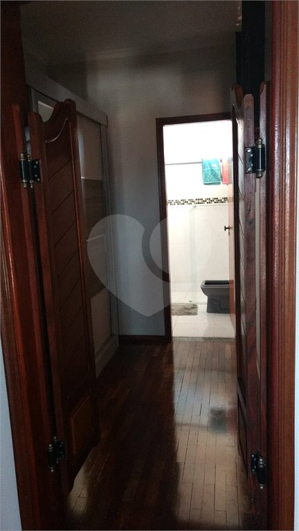 Sobrado com 4 dormitórios, sendo 1 suíte.