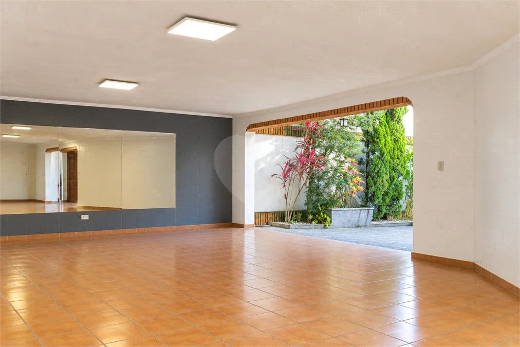 Casa à venda com 6 dormitórios, 3 suítes, piscina, área gourmet, hidromassagem, lareira, varanda e 6 vagas de garagem. Conforto e lazer para toda a família!