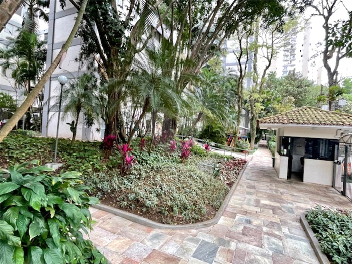 Apartamento com 3 dormitórios e 1 vaga fixa, em região tranquila perto da Av. Washingtonís e de diversos serviços. Ideal para quem quer morar bem e com comodidade.