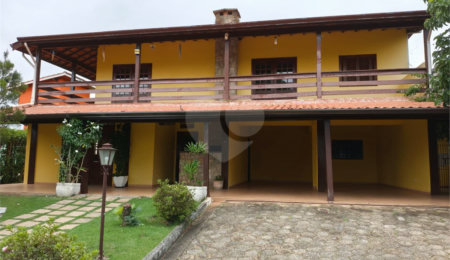 Casa à venda com 4 quartos, sendo 2 suítes,  em Country Residencial Felix, Bom Jesus dos Perdões, SP