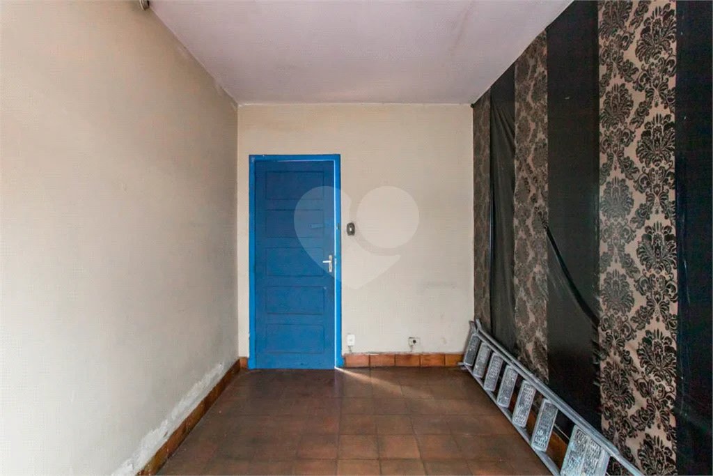 Casa à venda em Moema de 280m² com 4 dormitórios, sendo 1 suíte e 2 vagas de garagem.