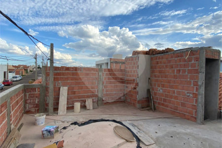 Casa Térrea com 2 dormitórios, sendo 1 suíte.