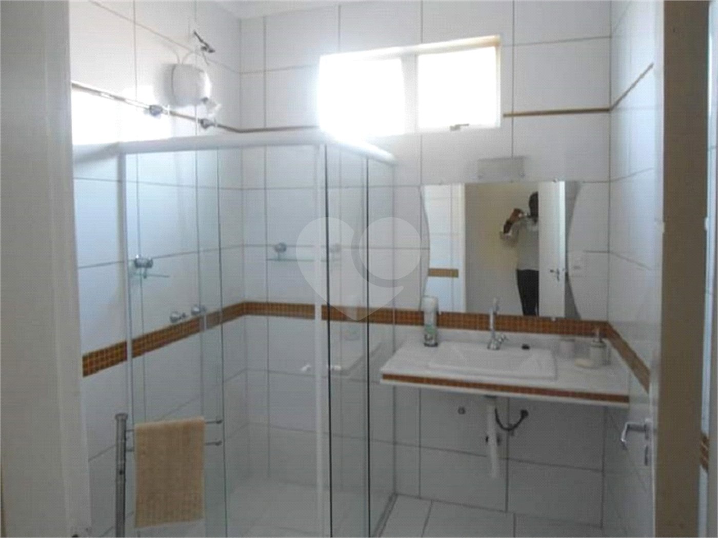 Casa Térrea com dormitórios, sendo 2 suítes.