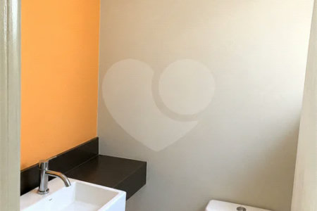 Cobertura de 255 m² com 3 dormitórios, 1 suíte, cozinha planejada, 2 vagas e área gourmet com churrasqueira.