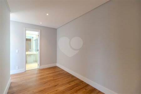 Apartamento para venda em Moema com 3 quartos, sendo 3 suítes, 2 vagas, 149 m²