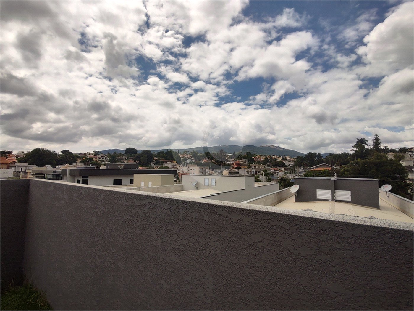 Casa térrea em Atibaia com 3 suítes, sala 2 ambientes, 2 vagas garagem, excelente localização, pronta para morar