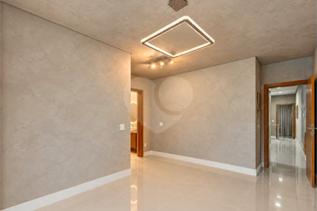 Sobrado geminado com 185 m², 3 suítes, closet, 4 vagas, área gourmet, sótão, energia solar, aquecimento de água e sistema completo de segurança.