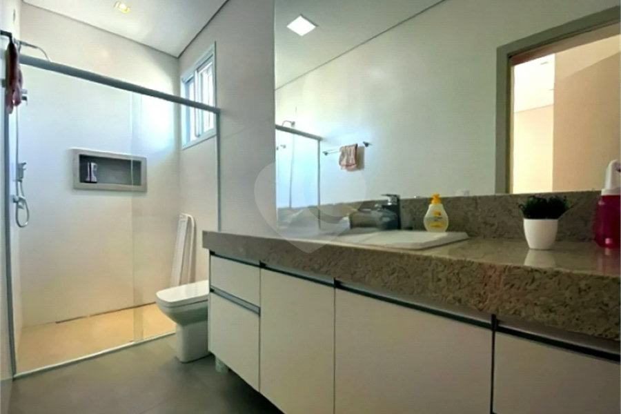 Casa de Alto Padrão em Condomínio com 4 suítes.