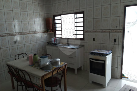 Casa térrea com 2 dormitórios, sendo 1 suíte.