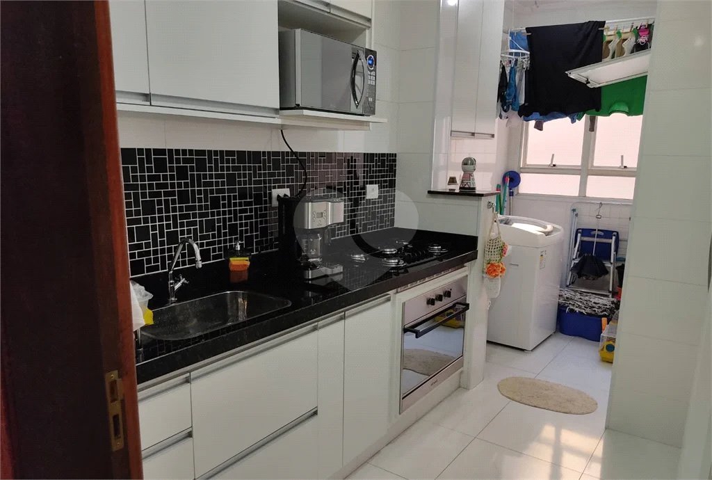 Apartamento térreo , três quartos sendo uma suíte.