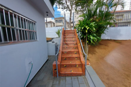 CASA TÉRREA À VENDA NA MOOCA - COM PORTEIRA FECHADA.
