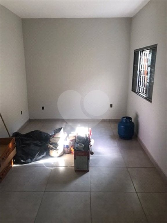 Casa térrea com 3 dormitórios, sendo 1 suíte.
