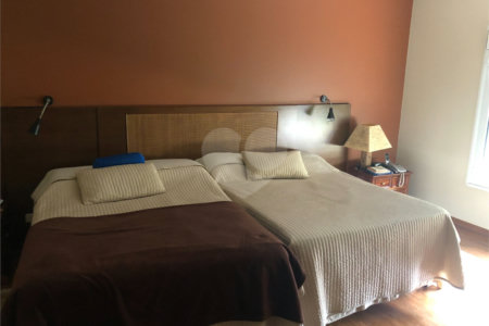 Casa no condomínio Damha I.