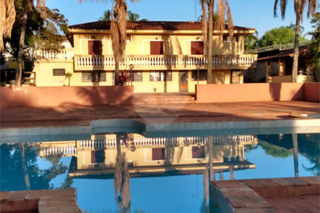 Casa Térrea com 3 dormitórios, sendo 1 suíte.