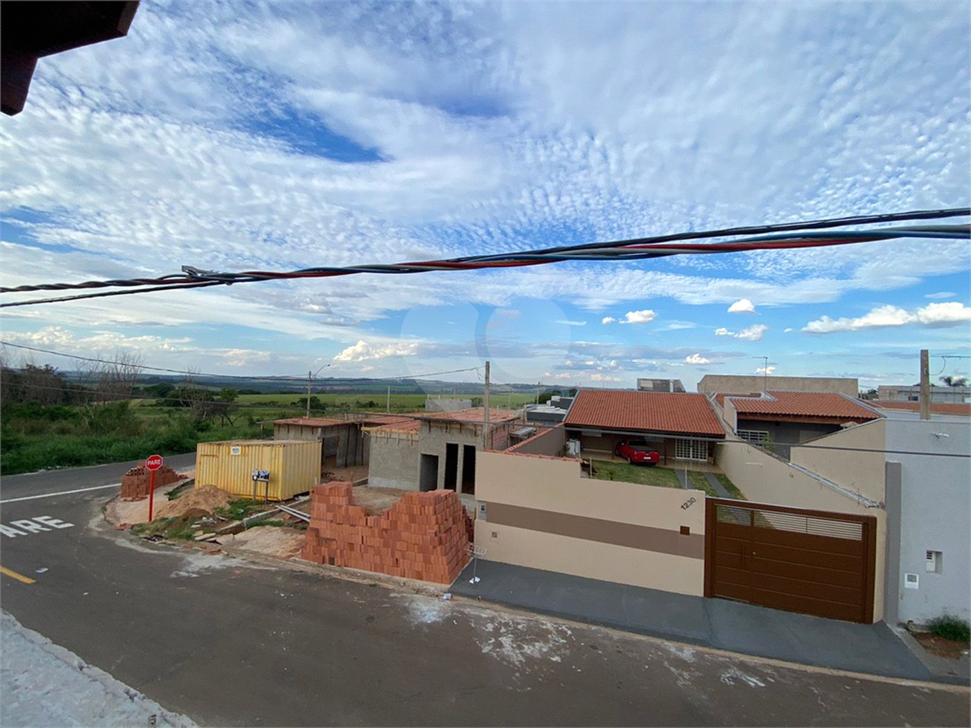 Casa Térrea com 2 dormitórios, sendo 1 suíte.