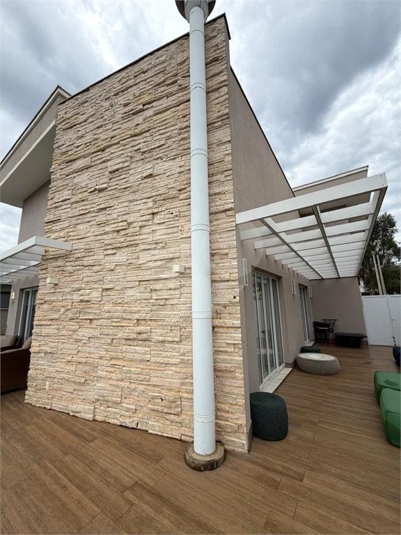 Casa de alto padrão em condomínio exclusivo com 4 suítes