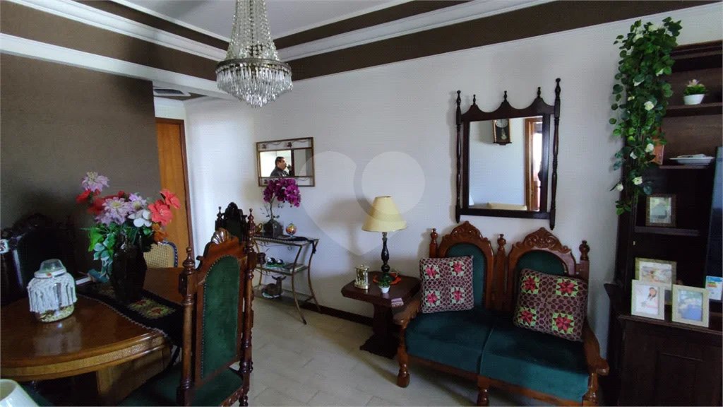 Vende-se apartamento de dois dormitórios no Edifício Marseille, no Centro de Piracicaba;
