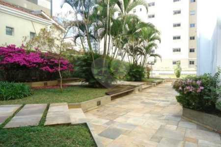 Apartamento reformado , 3 suítes , 3 vagas. Próximo a Avenida Paulista e metrô Brigadeiro . Prédio de construtora renomada. Único !