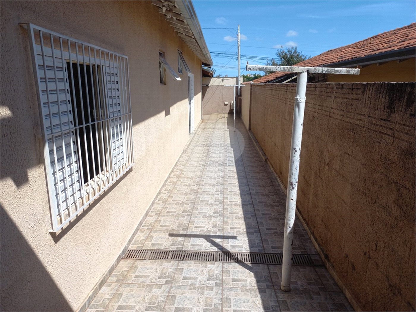Casa térrea com 3 dormitórios, sendo 1 suíte.