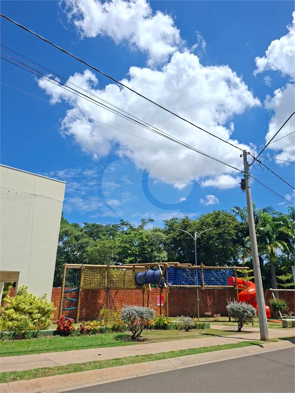 Indaiatuba - Condominio Viena - Terreno com 250 ms - sendo 10 ms de frente por 25,00 ms de fundos - área de lazer completa com academia, churrasqueira, piscina para adultos e crianças, playground e salão de festas.Segurança 24 horas -. Venha conhecer essa incrível oportunidade! R$ 420.000,00