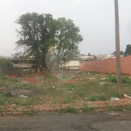 Terreno com 2.201,56 m² de área total.
