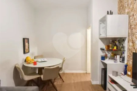 Apartamento á venda de 108m2 no Cond. Edifício Silvia a 350 metros da estação do metro Ana Rosa (linha azul e verde).