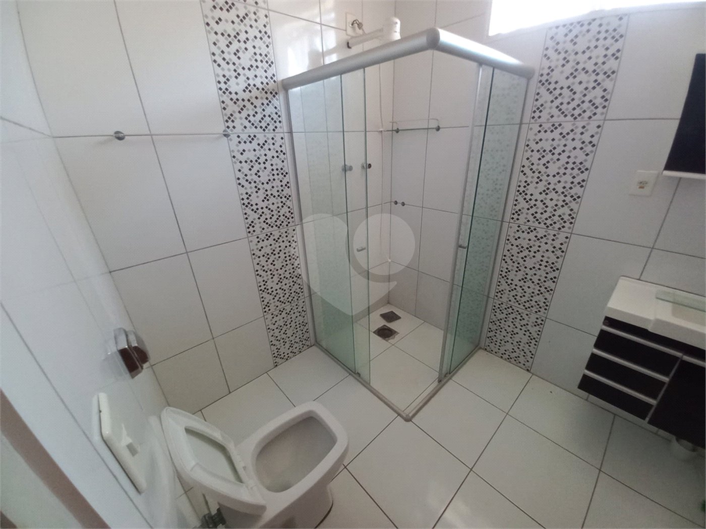 Casa térrea com 3 dormitórios, sendo 1 suíte.