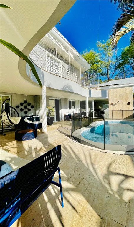 Casa à venda em Tamboré, toda reformada e decorada por arquitetos renomados