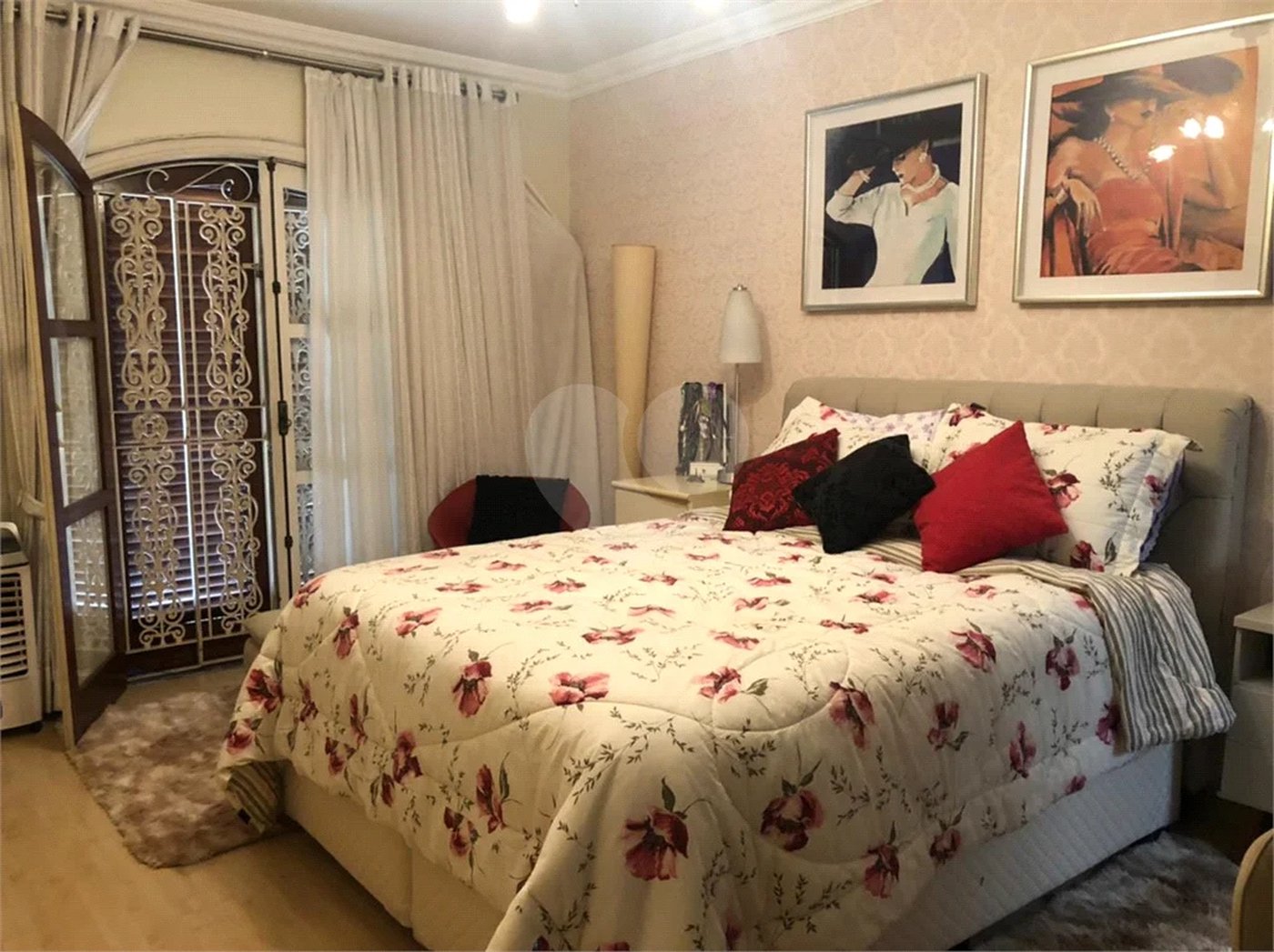 Sobrado com 363m² à venda no Alto da Moóca - 3 suítes e 6 vagas.