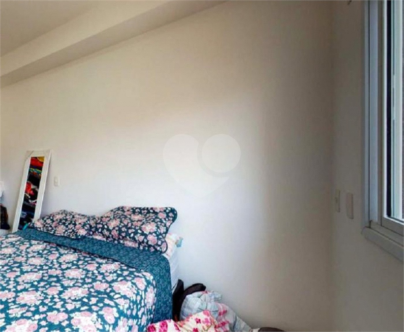 Apartamento no Cambuci, de 46m2 com 1 dormitório, cozinha com armários, sala com varanda e 1 vaga