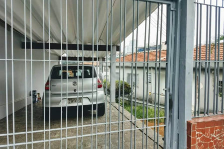 CASA TÉRREA À VENDA NA MOOCA - COM PORTEIRA FECHADA.