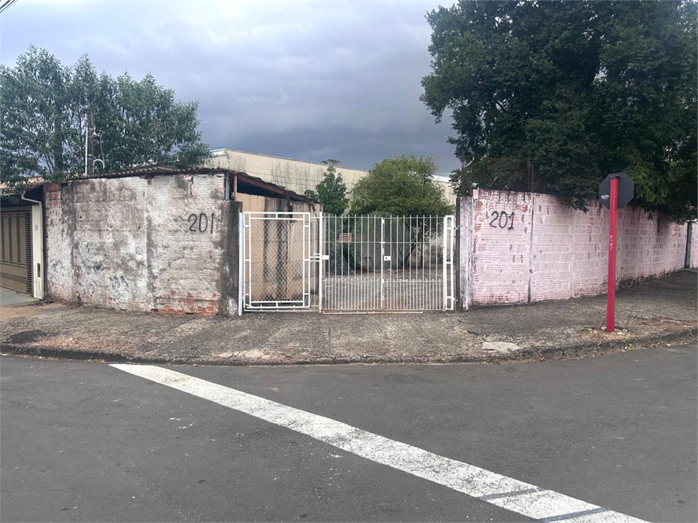 Terreno já cimentado a venda no Jockey Club