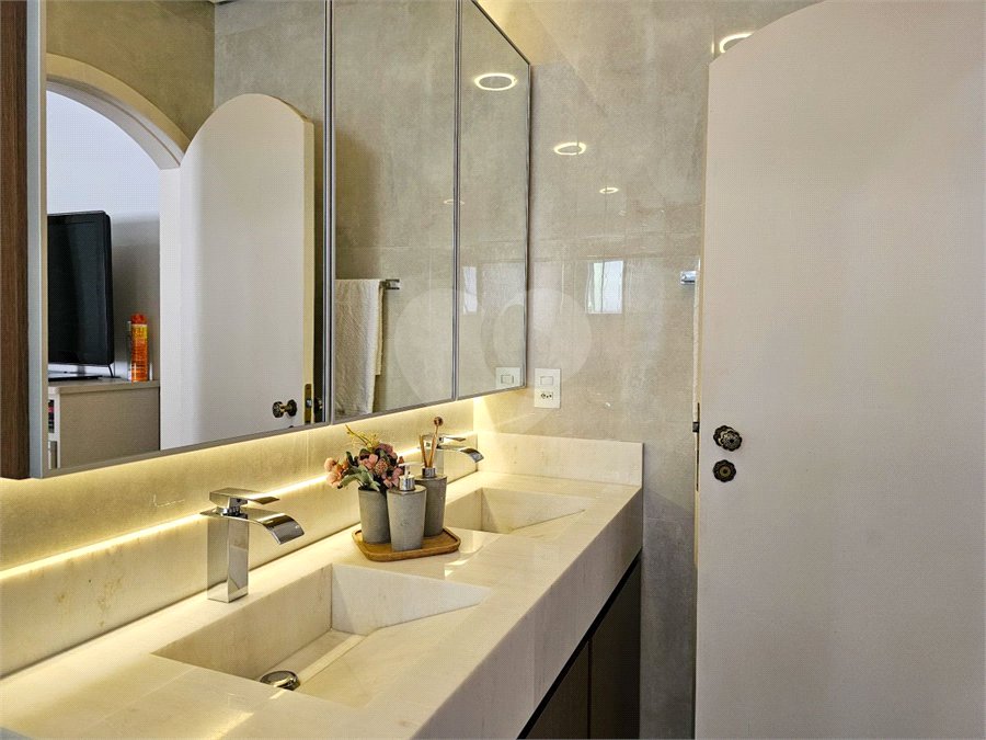 Casa térrea em Atibaia com 3 dormitórios (2 suítes), piscina, espaço gourmet, condomínio fechado