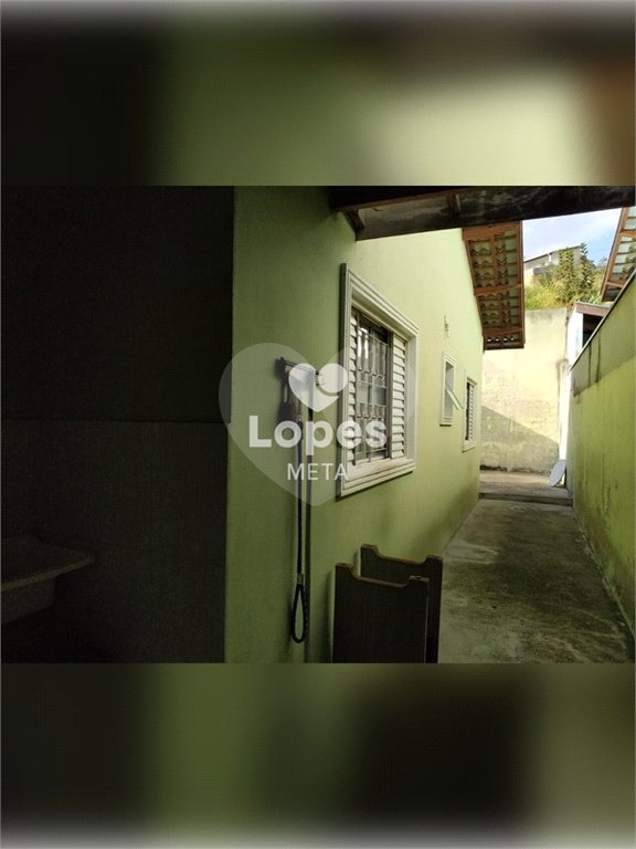Esta encantadora casa, situada no tranquilo bairro Jardim Bandeirantes, na zona sul de São José dos