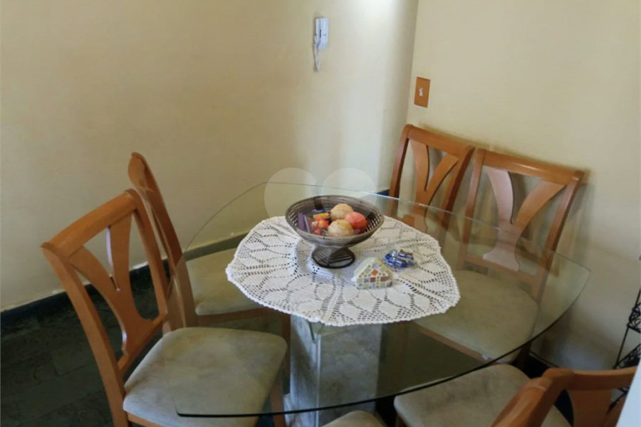 Lindo apartamento, muito bem conservado, com bom espaço interno.