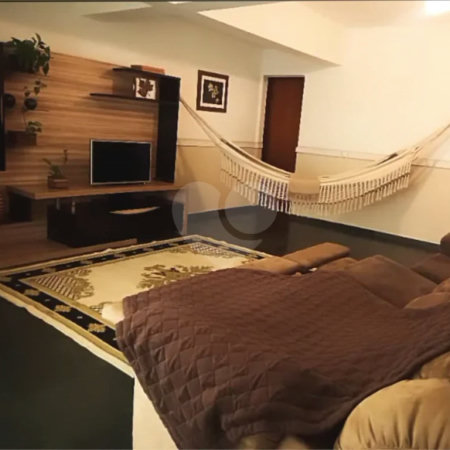 Sobrado de 242 m² com 3 Suítes e 4 Vagas de Garagem no Ipiranga