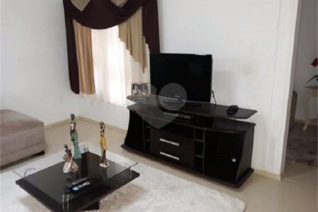 Casa Térrea com dormitórios, sendo 2 suítes.