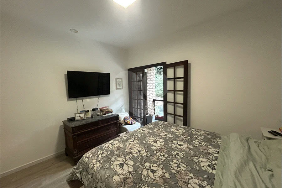 Casa em condomínio com 3 dormitórios, 01 suíte, garagem para 06 carros, área gourmet, piscina.