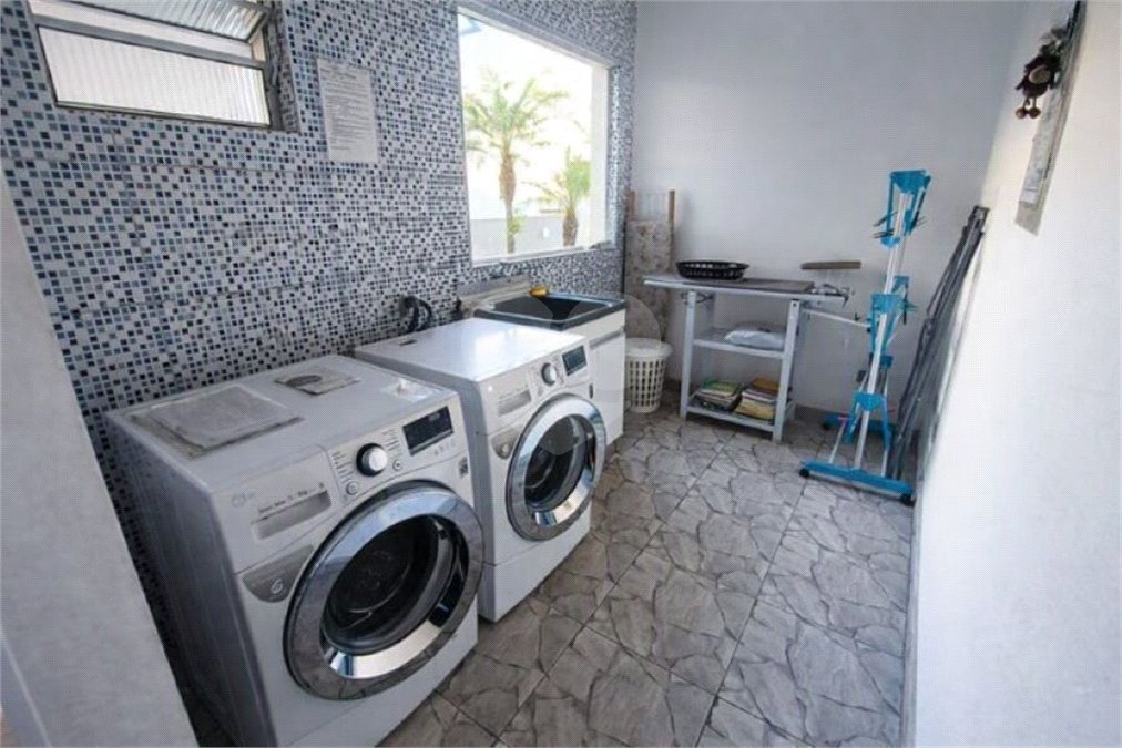 Prédio com Renda no Jabaquara - 773 m2 sendo 13 Studios, Salão Comercial e 22 vagas de garagem!
